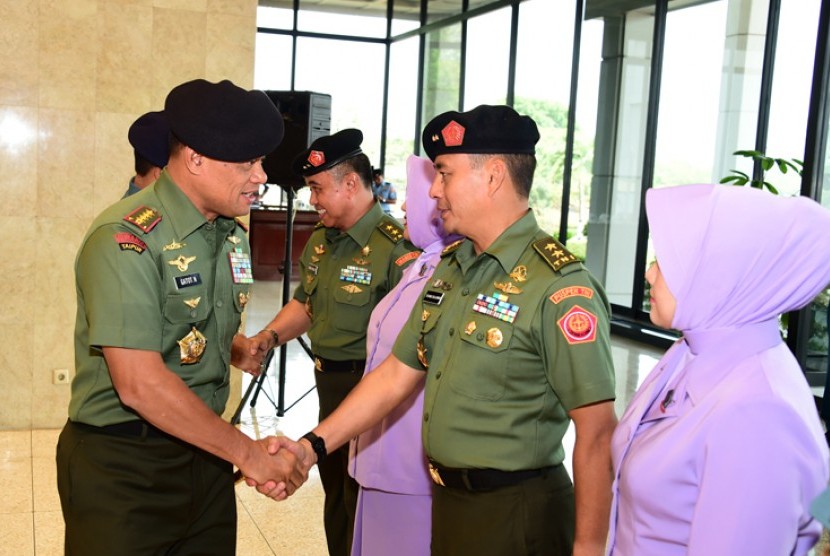 Panglima TNI Jenderal Gatot menyalami Kapuspen TNI Mayjen Tatang Sulaiman.