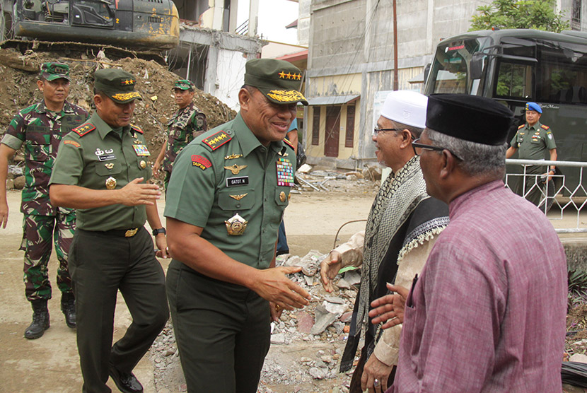 Panglima TNI Jenderal Gatot Numantyo (tengah) didampingi Panglima Kodam Iskandar Muda, Mayjen TNI Tatang Sulaiman (kedua kiri) disambut ulama dan tokoh adat saat berkunjung ke Dayah Mudi Masjid Raya, Samalanga, Kecamatan Samalanga, Kabupaten Bireuen, Aceh,