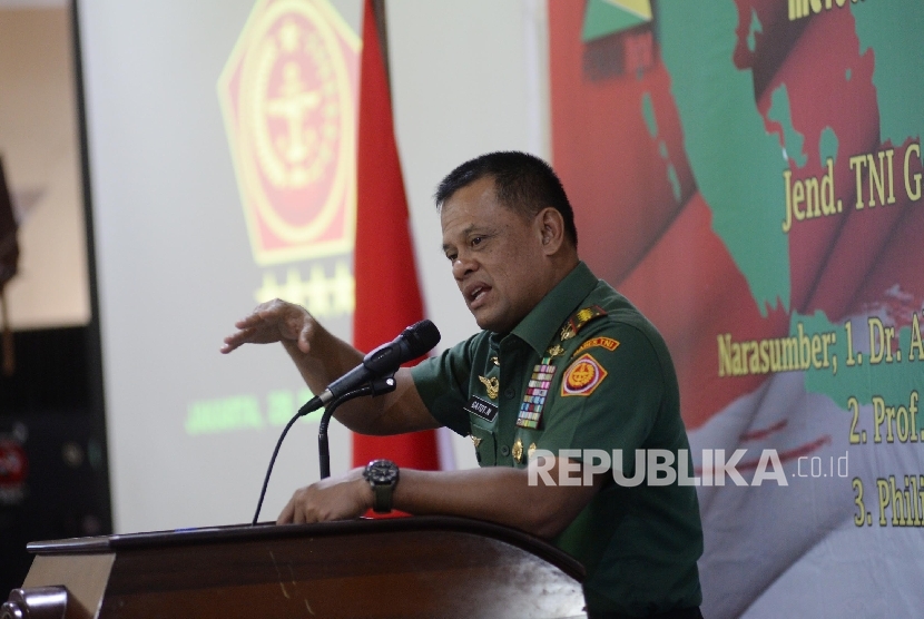 Panglima TNI Jenderal Gatot Nurmantyo berpidato dalam diskusi akhir tahun Ikatan Mahasiswa Muhammadiyah (IMM), Jakarta, Rabu (28/12).
