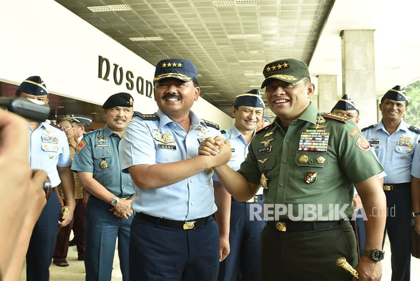 Panglima TNI Jenderal Gatot Nurmantyo bersama Kepala Staf Angkatan Darat dan Kepala Staf Angkaran Laut mengantar Kepala Staf Angkatan Udara Marsekal Hadi Tjahjanto untuk melakukan fit and proper test di DPR RI, Rabu (6/12). 
