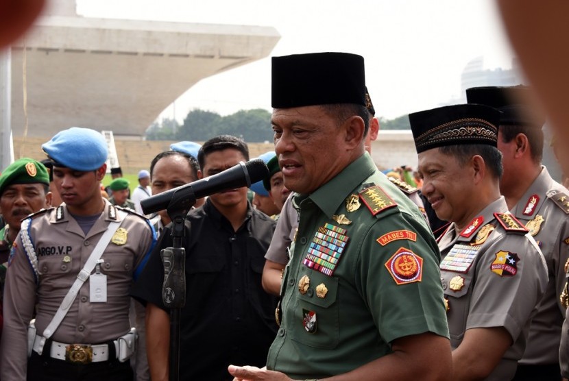 Panglima TNI, Jenderal Gatot Nurmantyo, bersama ribuan prajurit TNI-Polri dan masyarakat menggelar acara 'Istigasah dan Doa Keselamatan Bangsa' di Lapangan Silang Monas, Jakarta, Jumat (18/11). 