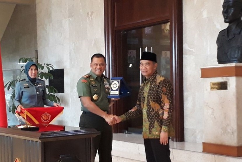 Panglima TNI Jenderal Gatot Nurmantyo dan Menteri Pendidikan dan Kebudayaan (Mendikbud) Muhadjir Effendy tandatangani nota kesepahaman tentang Perluasan dan Peningkatan Mutu Layanan Pendidikan dan Kebudayaan di Markas Besar TNI, Cilangkap, Jakarta Timur, Senin (4/12). 