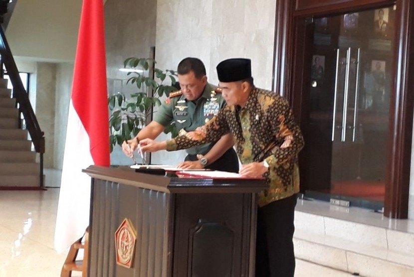 Panglima TNI Jenderal Gatot Nurmantyo dan Menteri Pendidikan dan Kebudayaan (Mendikbud) Muhadjir Effendy tandatangani nota kesepahaman tentang Perluasan dan Peningkatan Mutu Layanan Pendidikan dan Kebudayaan di Markas Besar TNI, Cilangkap, Jakarta Timur, Senin (4/12). 