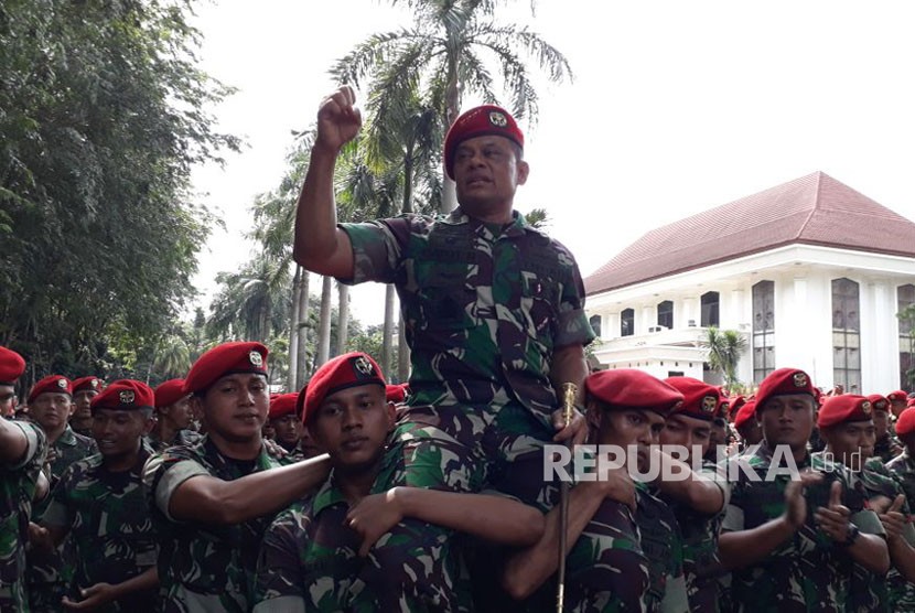 Panglima TNI Jenderal Gatot Nurmantyo digendong prajurit Kopassus hingga ke gerbang Markas Komando Kopassus, Cijantung, Jakarta Timur, Kamis (7/12).
