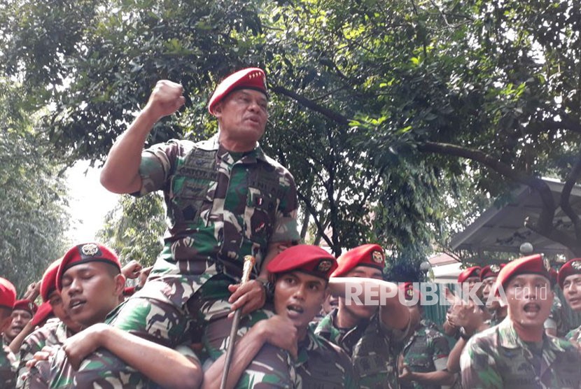 Panglima TNI Jenderal Gatot Nurmantyo digendong prajurit Kopassus hingga ke gerbang Markas Komando Kopassus, Cijantung, Jakarta Timur, Kamis (7/12).
