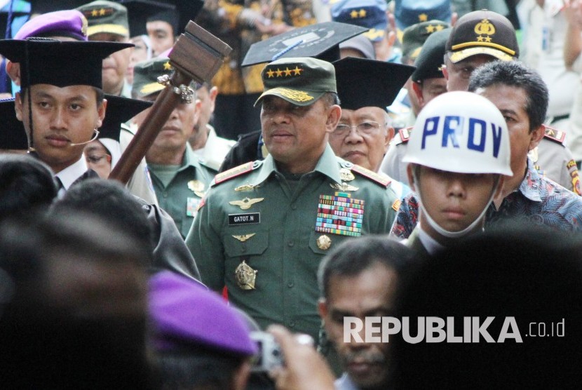 Panglima TNI Jenderal Gatot Nurmantyo hadir di Universitas Islam Bandung (Unisba), Kota Bandung, untuk menyampaikan orasi imliah, Sabtu (18/11).