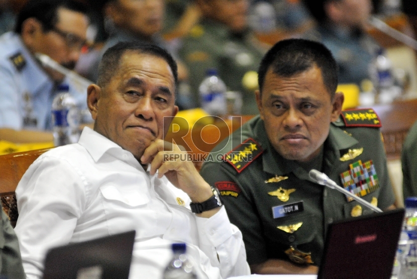 Panglima TNI Jenderal Gatot Nurmantyo (kanan) berbincang bersama Menteri Pertahanan Ryamizard Ryacudu (kiri). (Republika/Rakhmawaty La'lang) 