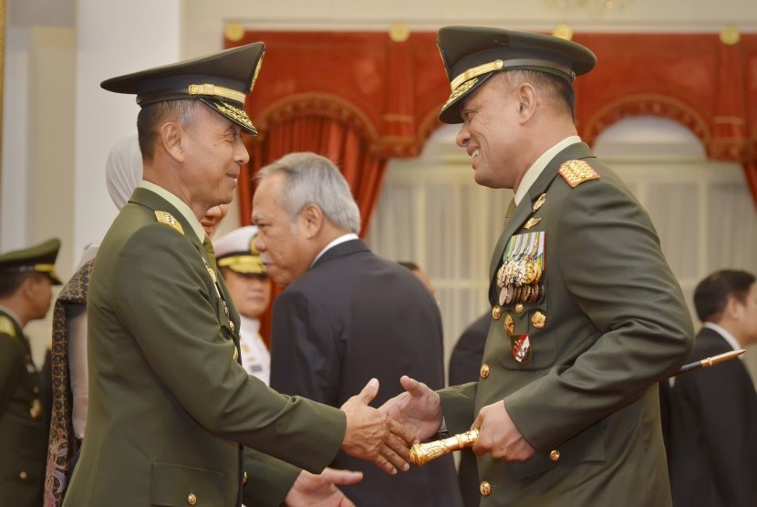 Panglima TNI Jenderal Gatot Nurmantyo (kanan) berjabat tangan dengan Kepala Staf Angkatan Darat (KSAD) Letnan Jenderal TNI Mulyono (kiri) usai pelantikan oleh Presiden Joko Widodo di Istana Merdeka, Jakarta, Rabu (15/7). 