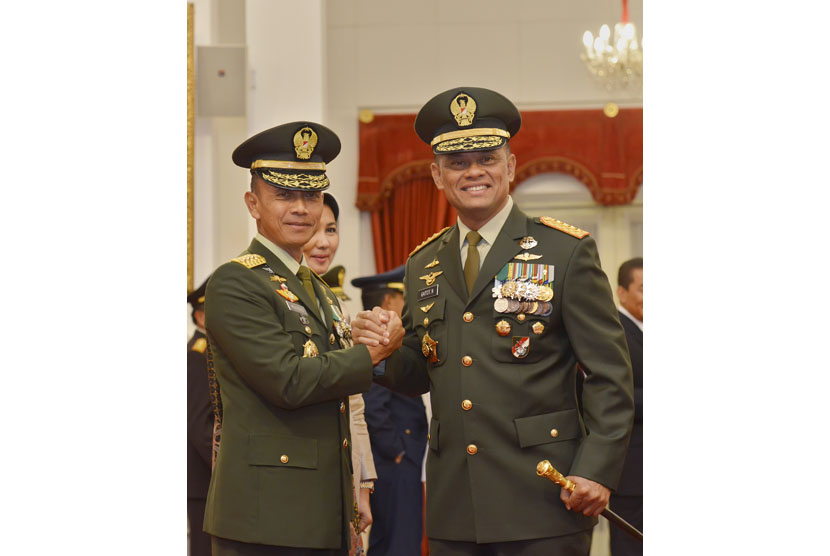 Panglima TNI Jenderal Gatot Nurmantyo (kanan) berjabat tangan dengan Kepala Staf Angkatan Darat (KSAD) Letnan Jenderal TNI Mulyono (kiri) usai pelantikan KSAD oleh Presiden Joko Widodo di Istana Merdeka, Jakarta, Rabu (15/7).
