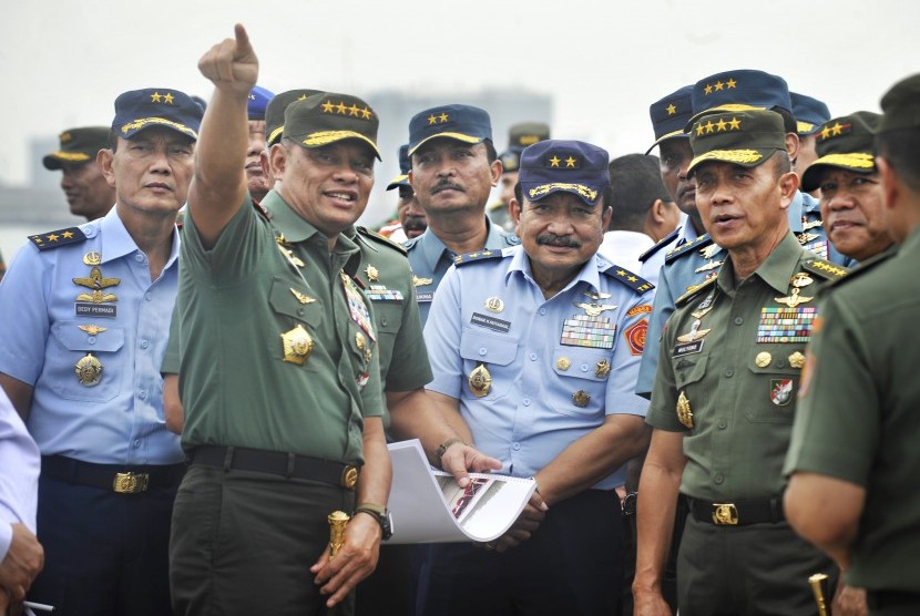 Panglima TNI Jenderal Gatot Nurmantyo (kedua kiri).