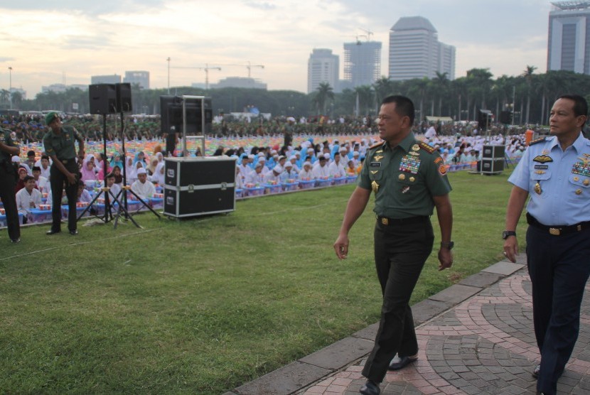 Panglima TNI Jenderal Gatot Nurmantyo (kiri) berjalan untuk mengikuti salat Istigosah di Silang Monas, Jakarta, Jumat (18/11).