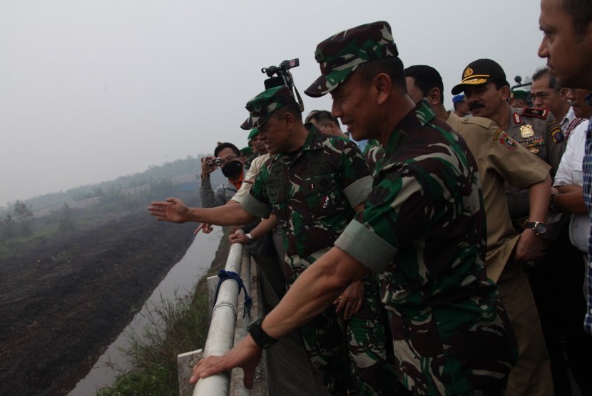 Panglima TNI Jenderal Gatot Nurmantyo kunjungi kebakaran lahan di Kabupaten Pulang Pisau, Kalteng, Selasa (13/10).