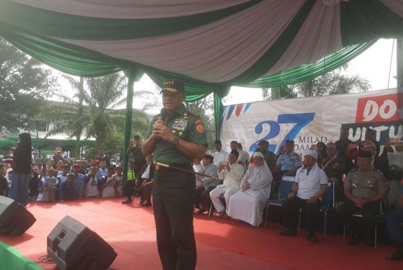  Panglima TNI Jenderal Gatot Nurmantyo menghadiri milad ke-27 tahun Pondok Pesantren Daarut Tauhid (DT) Bandung, Sabtu (18/11).