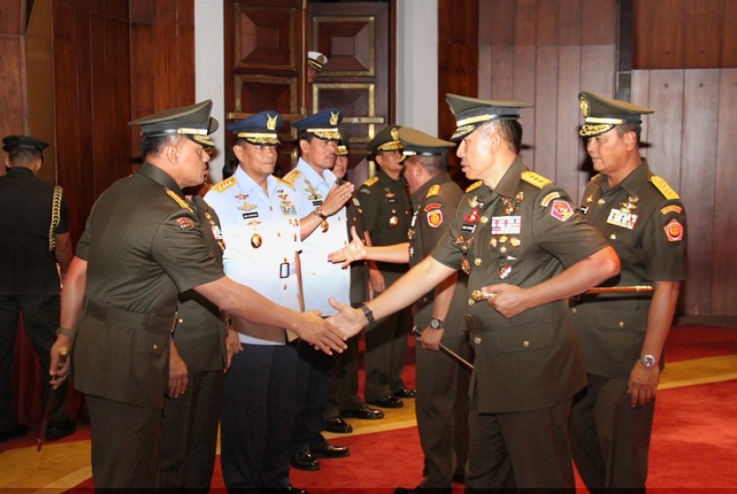 Panglima TNI Jenderal Gatot Nurmantyo menyalami Dankodiklat Letjen Agus Sutomo.