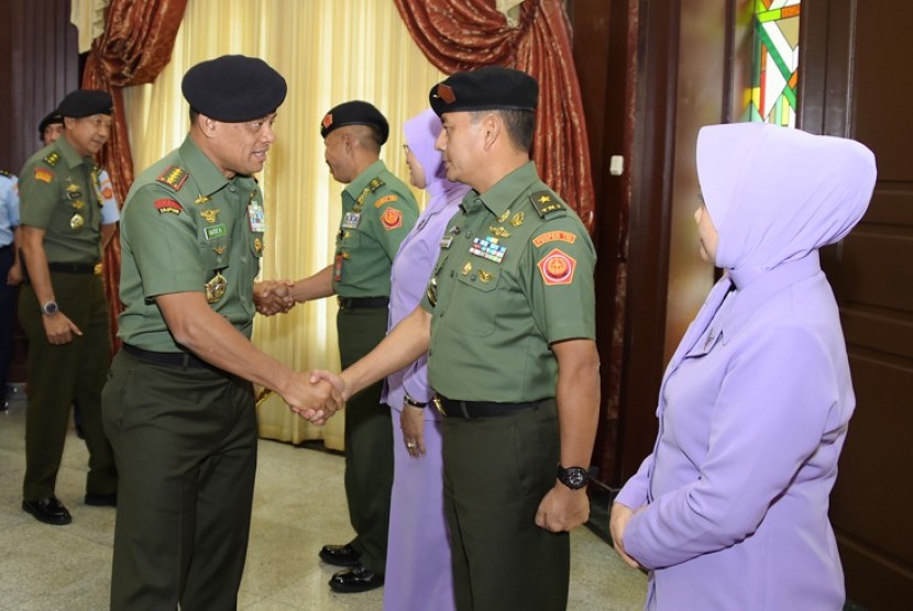 Panglima TNI Jenderal Gatot Nurmantyo menyalami Kapuspen TNI Brigjen Tatang Sulaiman.