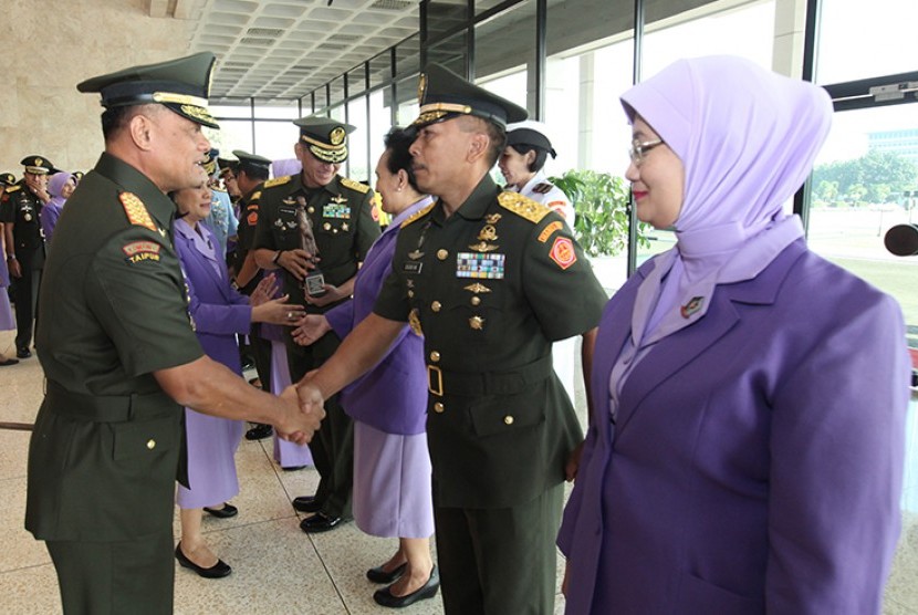 Panglima TNI Jenderal Gatot Nurmantyo menyalami Kapuspen TNI Mayjen Endang Sodik.