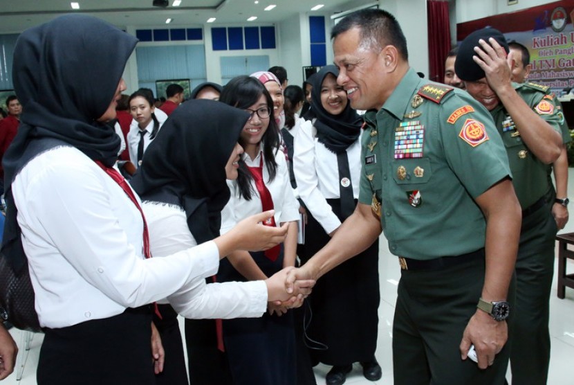 Panglima TNI Jenderal Gatot Nurmantyo menyalami mahasiswa pascasarjana Unhan.