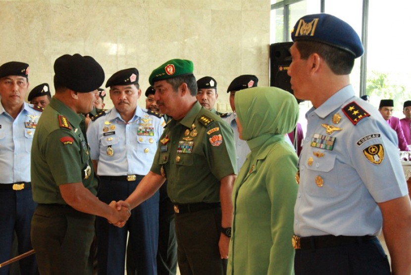 Panglima TNI Jenderal Gatot Nurmantyo menyalami Wakil KSAD Letjen Erwin Syafitri.