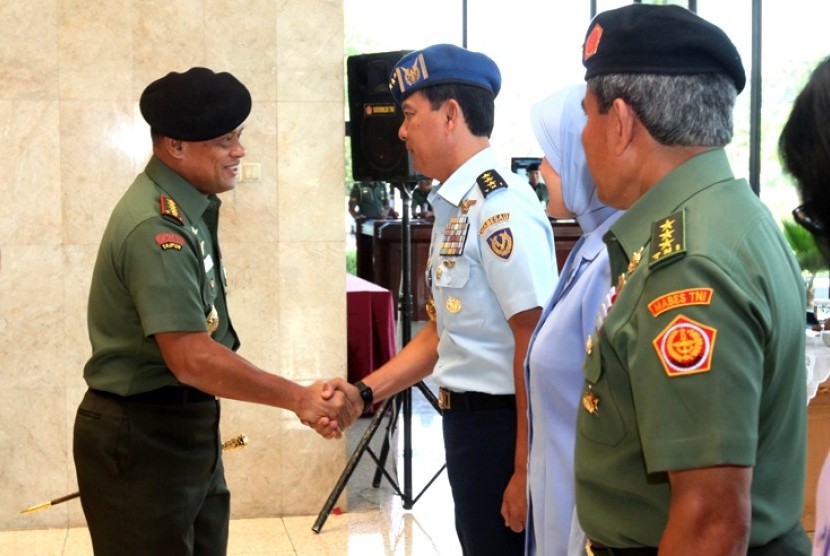 Panglima TNI Jenderal Gatot Nurmantyo menyalami Wakil KSAU Marsdya Hadiyan Sumintaatmadja.