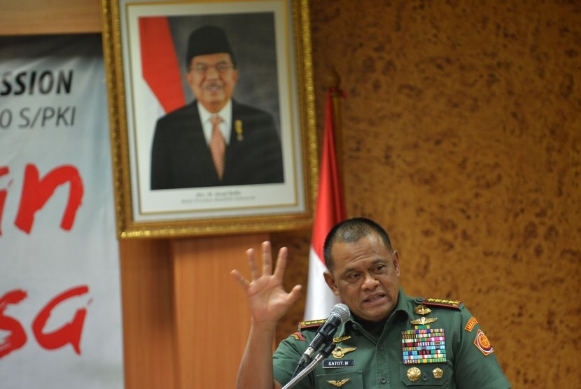 Panglima TNI Jenderal Gatot Nurmantyo menyampaikan paparan pada kegiatan diskusi yang digelar oleh Fraksi PKS DPR di Kompleks Parlemen Senayan, Jakarta, Rabu (27/9). 