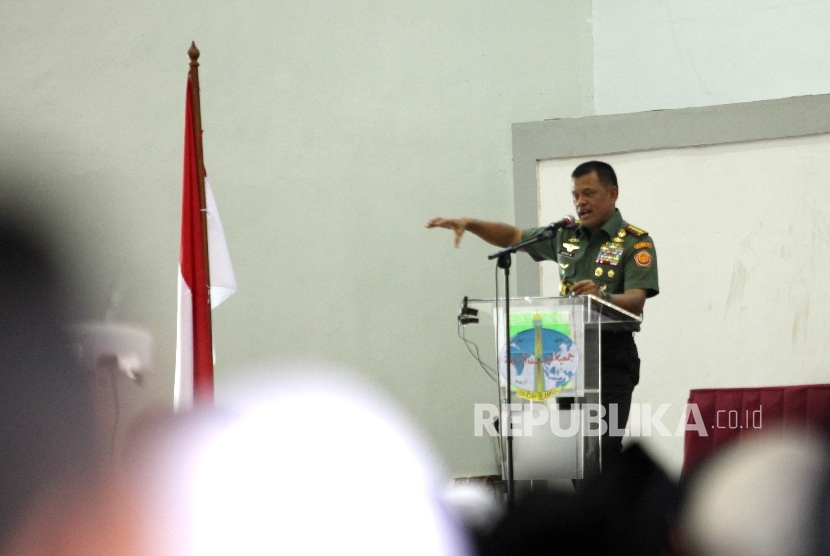 Panglima TNI Jenderal Gatot Nurmantyo saat membawakan materi wawasan kebangsaan pada Muktamar III Wahdah Islamiyah di Asrama Haji Pondok Gede, Jakarta, Senin (18/7).  (Republika/Rakhmawaty La'lang)