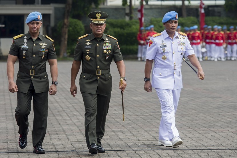 Panglima TNI Jenderal Gatot Nurmantyo (tengah) berjalan bersama Komandan Paspampres Brigjen TNI (Mar) Bambang Suswantono (kanan) dan Mayjen TNI Andika Perkasa (kiri) usai Upacara Serah Terima Jabatan di Markas Komando Paspampres, di Jakarta, Rabu (25/5) 