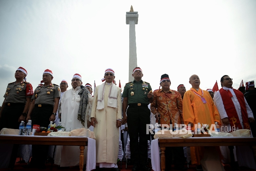 Sejumlah tokoh agama mengikuti Apel Nasional Nusantara Bersatu di silang Monas, Jakarta.