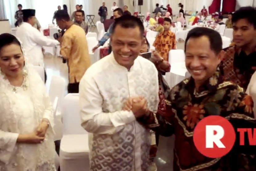 Panglima TNI Jenderal Gatot Nurmantyo (tengah) bersama Ketua BNPT Tito Karnavian (kanan)