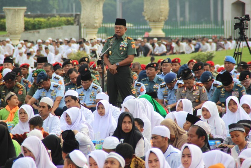 Panglima TNI Jenderal Gatot Nurmantyo (tengah) menyampaikan sambutan pada acara Istigosah dan Doa bagi Keselamatan Bangsa di Silang Monas, Jakarta, Jumat (18/11). 