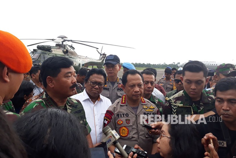 Panglima TNI Jenderal Hadi Tjahjanto dan Kapolri Jenderal Pol Tito Karnavian didampingi Ketua DPD RI Oesman Sapta Odang dan Penjabat Gubernur Kalimantan Barat Doddy Riyadmadji usai meninjau pos perbatasan darat Indonesia-Malaysia di Entikong Kabupaten Sanggau dan Pos Lintas Batas Negara (PLBN) Terpadu Aruk, Sambas, Kalimantan Barat, Jumat (27/4).