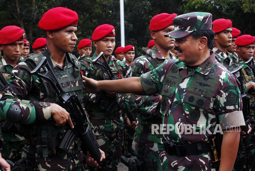 Panglima TNI Jenderal Hadi Tjahjanto (kanan) berdialog dengan anggota TNI saat Apel Pengecekan Personil & Materil di Mako Grup 1 Kopassus Serang, di Serang, Banten, Selasa (30/4/2019). 