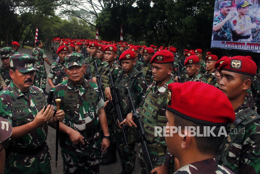 [ilustrasi] Panglima TNI Jenderal Hadi Tjahjanto (kiri) didampingi Deputi Polkamnas Panglima TNI Mayjen Ganip Warsito (kedua kiri) memeriksa pistol milik personil TNI saat Apel Pengecekan Personil & Materil di Mako Grup 1 Kopassus Serang, di Serang, Banten, Selasa (30/4/2019).