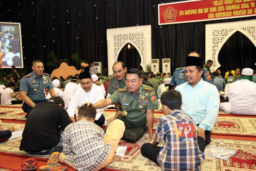 Panglima TNI Jenderal Moeldoko bersama anak yatim piatu di Mabes TNI, Rabu (24/7) malam WIB.