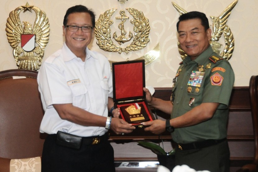 Panglima TNI Jenderal Moeldoko bersama Dirut PT KAI  Edi Sukmoro.