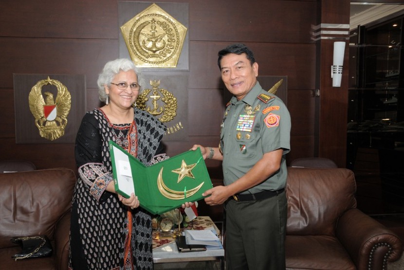 Panglima TNI Jenderal Moeldoko bersama Dubes Pakistan untuk RI Attiya Mahmood.