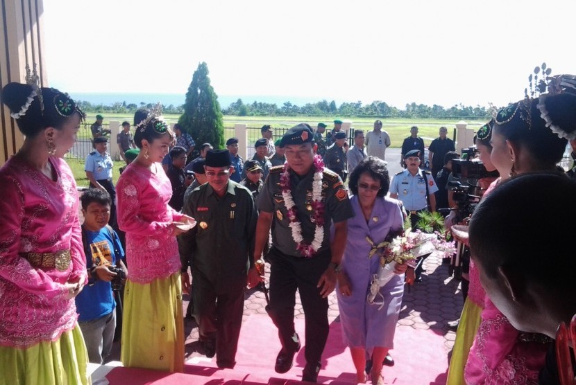 Panglima TNI Jenderal Moeldoko bersama istri ketika tiba di Bandara Sultan Babullah, Ternate, Senin (9/6).