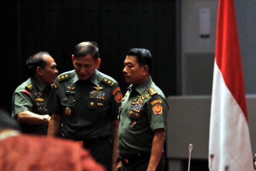 Panglima TNI Jenderal Moeldoko bersama Kapuspen TNI Mayjen Fuad Basya.