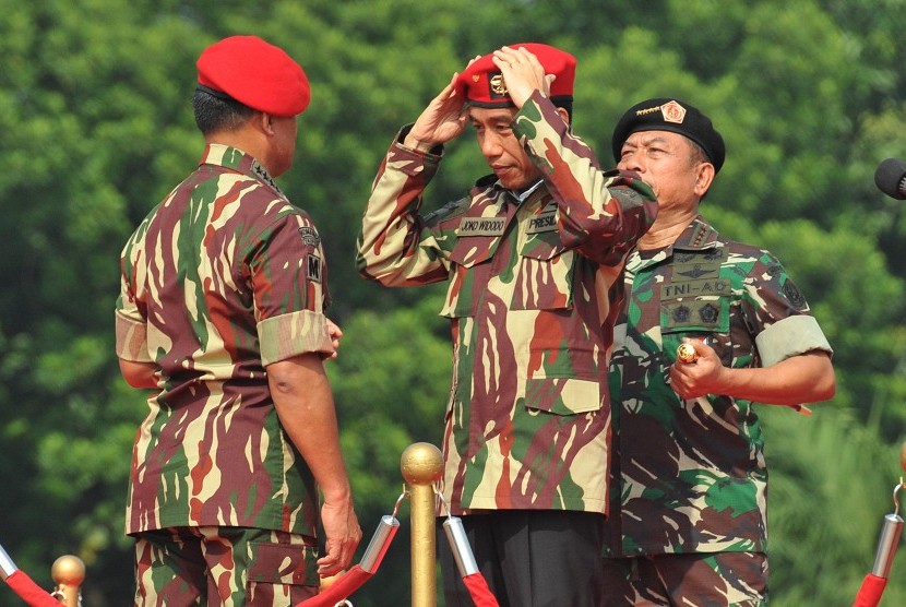 Panglima TNI Jenderal Moeldoko bersama KSAD Jenderal Gatot Nurmantyo melakukan pembaretan ke Presiden Jokowi.