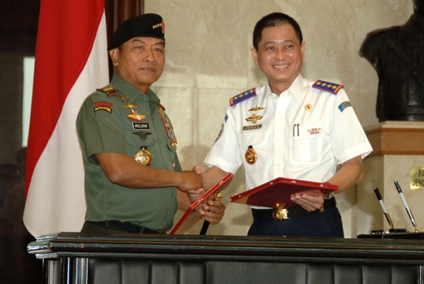 Panglima TNI Jenderal Moeldoko bersama Menhub Ignasius Jonan.