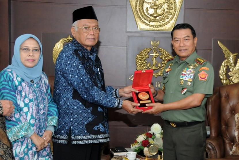 Panglima TNI Jenderal Moeldoko bersama panitia Muktamar Muhammadiyah ke-47.