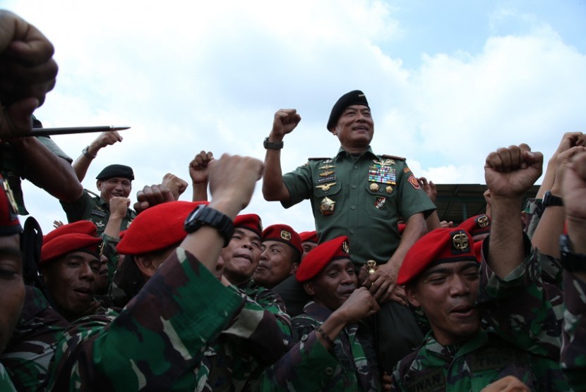 Panglima TNI Jenderal Moeldoko bersama prajurit Grup 1 Kopassus.