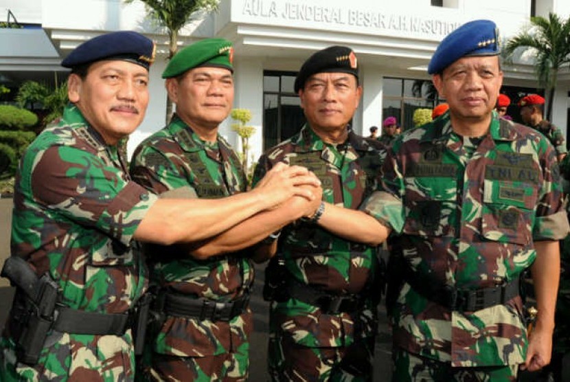 Panglima TNI Jenderal Moeldoko bersama tiga kepala staf di Mabes AD, Selasa (22/7).