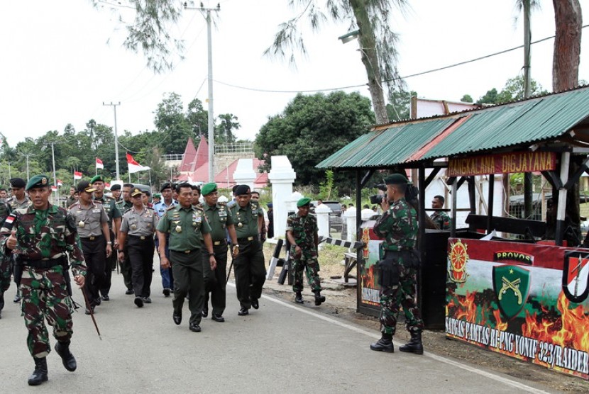 Panglima TNI Jenderal Moeldoko dan Kapolri Jenderal Badrodin Haiti meninjau Pos Kotis (Skouw), Jayapura, Jumat (8/5).