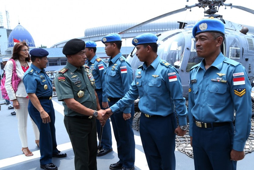 Panglima TNI Jenderal Moeldoko dan KSAL Laksamana Marsetio melepas Satgas Konga.