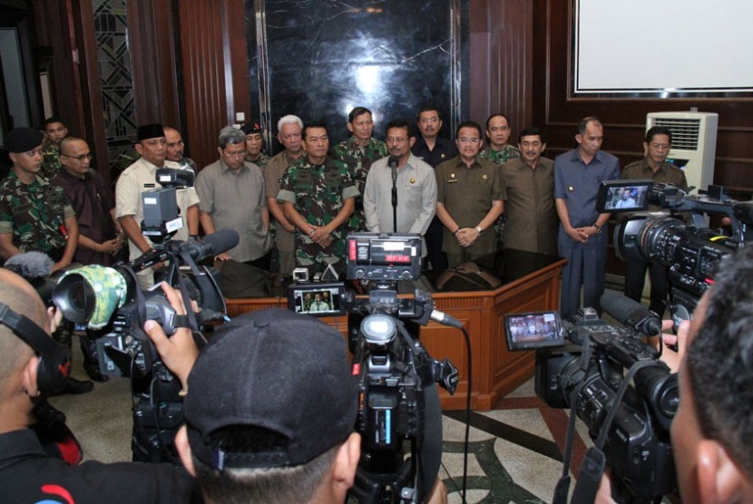 Panglima TNI Jenderal Moeldoko dan Pengurus Asosiasi Pemerintah Provinsi Seluruh Indonesia? di Jakarta, Senin (21/7).