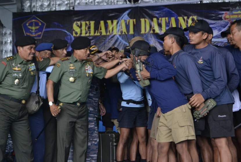 Panglima TNI Jenderal Moeldoko dan penyelam TNI AL di KRI Banda Aceh.