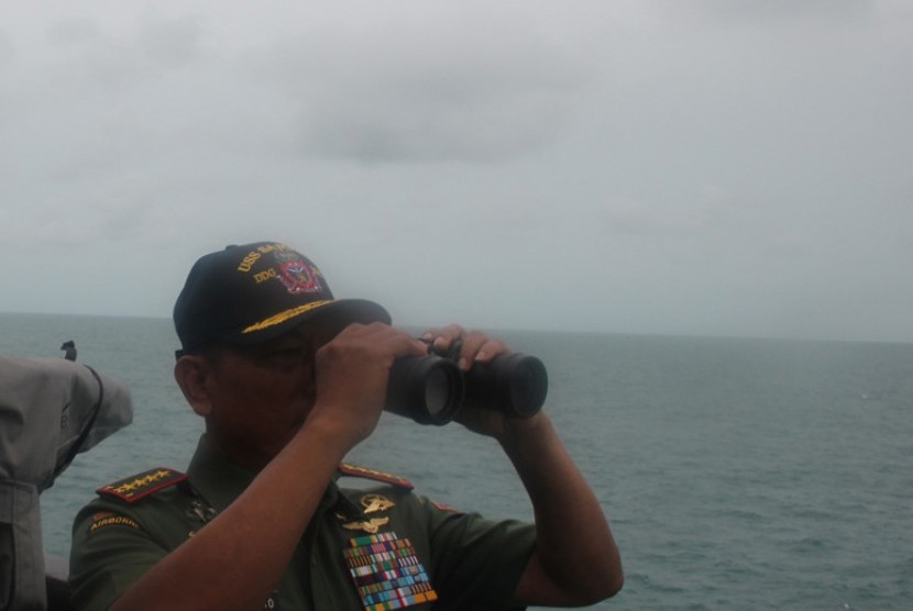 Panglima TNI Jenderal Moeldoko di Selat Karimata.