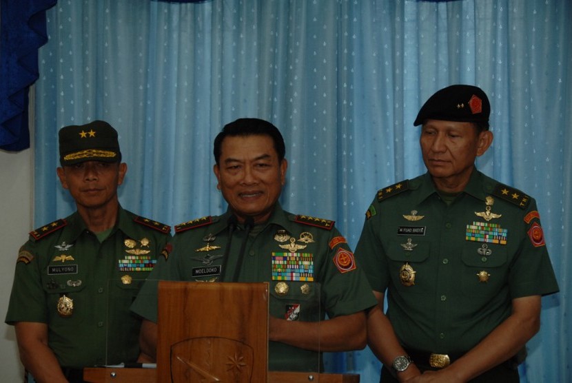 Panglima TNI Jenderal Moeldoko didamping Kapuspen Mayjen Fuad Basya dan Pangdam Jaya Mayjen Mulyono.