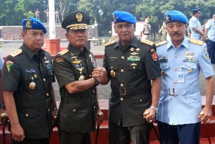 Panglima TNI Jenderal Moeldoko (kedua kiri).