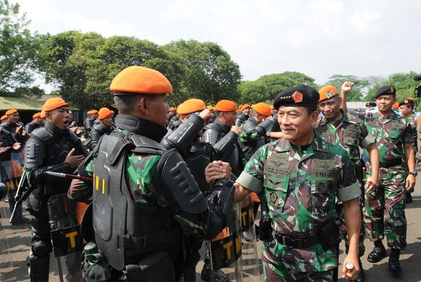 Panglima TNI Jenderal Moeldoko ketika berkunjung ke Batalyon Komando 461 Paskhas Halim Perdanakusuma, Rabu (16/7).